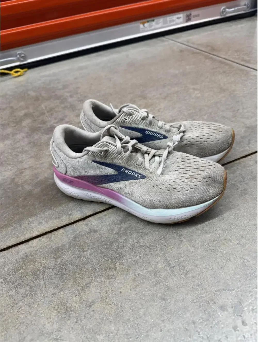brooks ghost 16 white pink and blue running shoes size 8.5 WOMENS